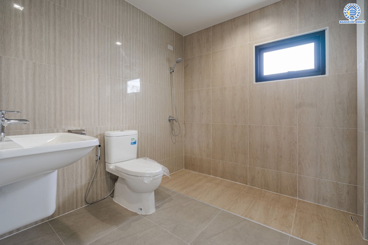 บ้านมือสองตกแต่งใหม่ ม.บ้านชมเพลิน เพชรเกษม หลังมุม เนื้อที่ 122 ตร.ว. ฟังก์ชันครบ 3 ห้องนอน 3 ห้องน้ำ 1 ห้องอเนกประสงค์ 2 ที่จอดรถ บนทำเลศักยภาพ เชื่อมต่อหลายเส้นทาง ใกล้เดอะมอลล์บางแค และรถไฟฟ้าสายสีน้ำเงิน "สถานีหลักสอง" รายล้อมด้วยสิ่งอำนวยความสะดวกครบครัน